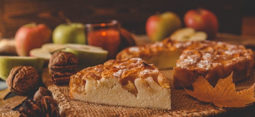 Top,View,Of,A,Freshly,Baked,Apple,Pie,Surrounded,By